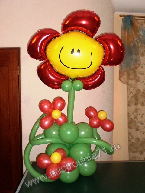 Цветок из воздушных шаров
